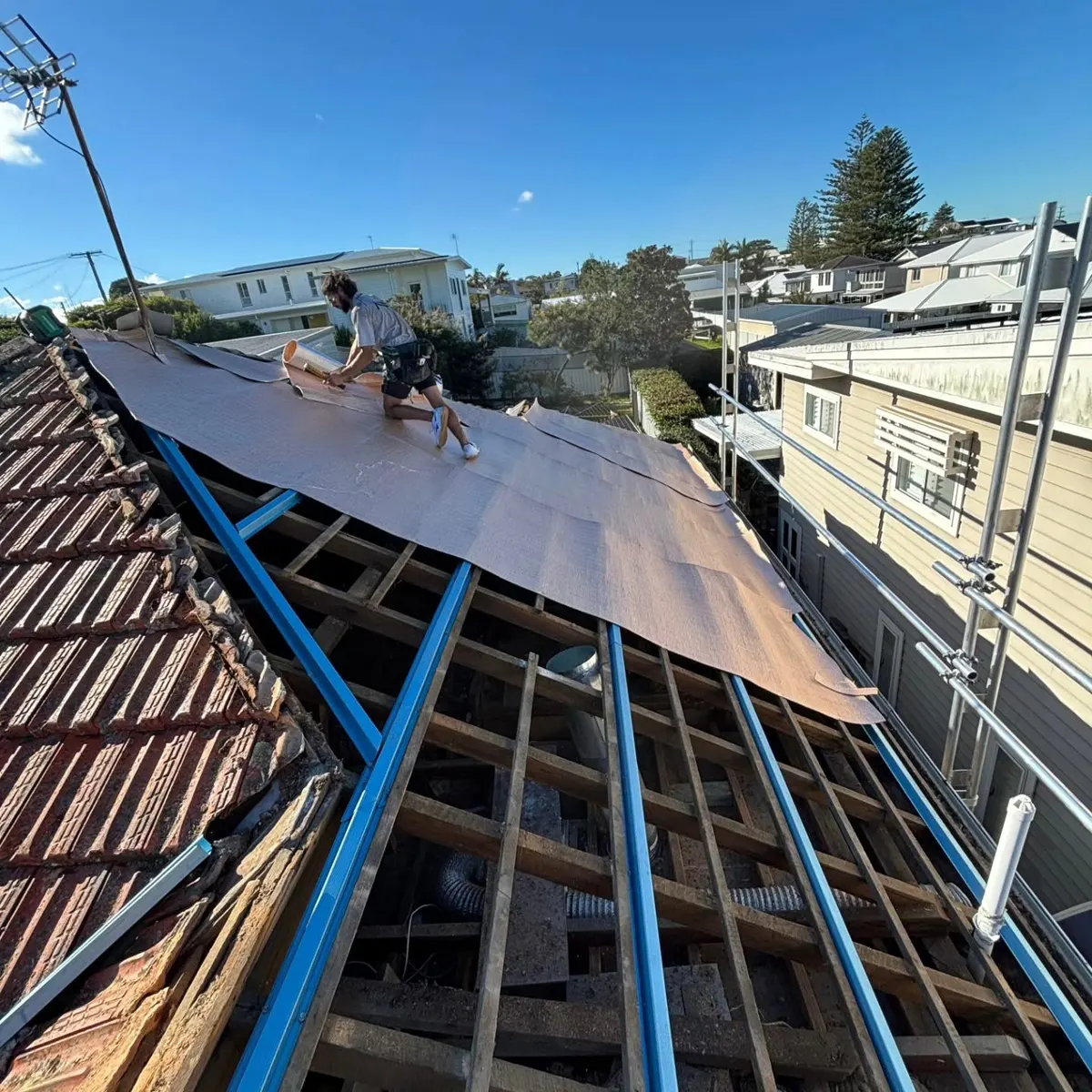 Laying sarking over the new battens